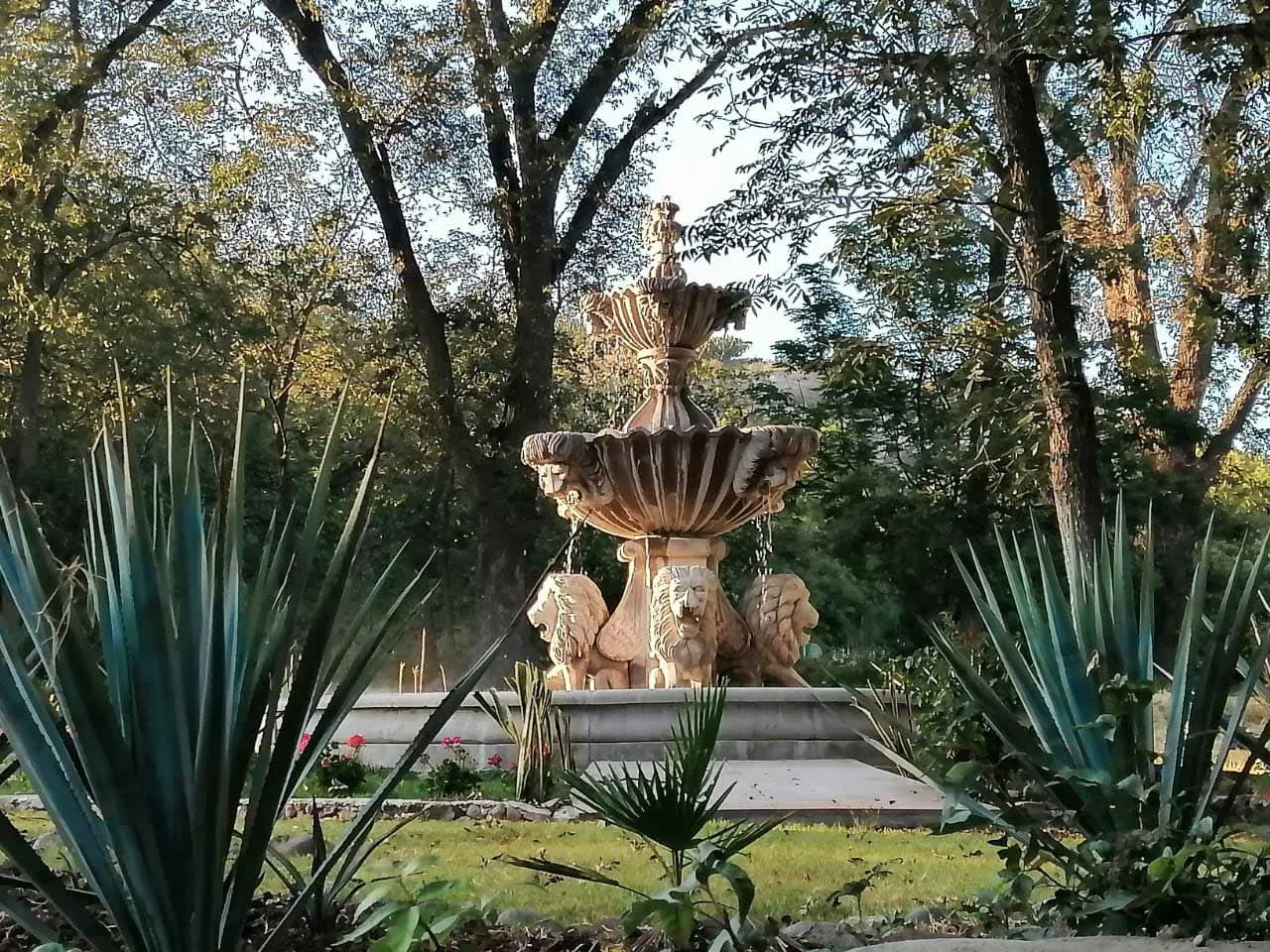 Hacienda Real — Fuente central